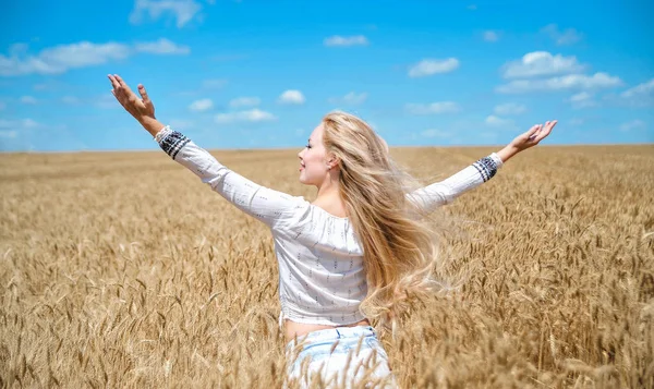 Beautiful Girl White Clothes Posing Field — Stock Photo, Image
