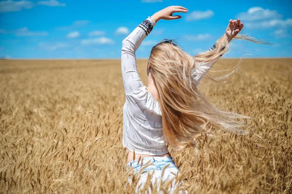 Beautiful Girl White Clothes Posing Field — Stock Photo, Image