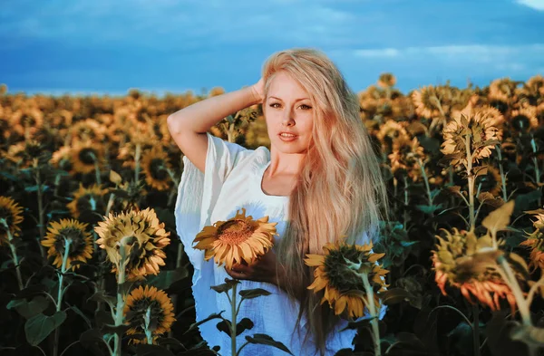 Krásná Kavkazská Žena Bílých Šatech Pózuje Louce Slunečnicemi — Stock fotografie