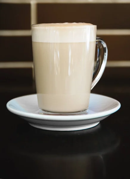 Csésze Latte Fekete Háttér Fénykép Készült Sötét Kulcs — Stock Fotó