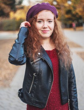 Güzel kırmızı saçlı Genç kadın Parkta yürür.