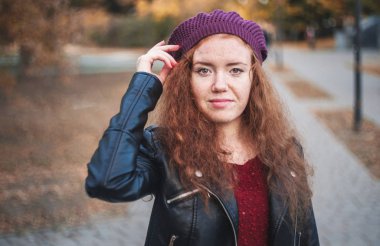 Güzel kırmızı saçlı Genç kadın Parkta yürür.