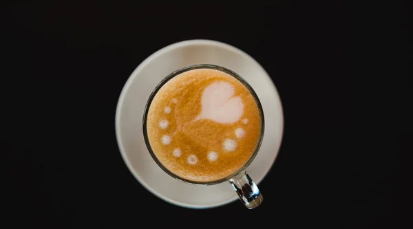 Xícara Latte Sobre Fundo Preto Foto Feita Chave Escura — Fotografia de Stock