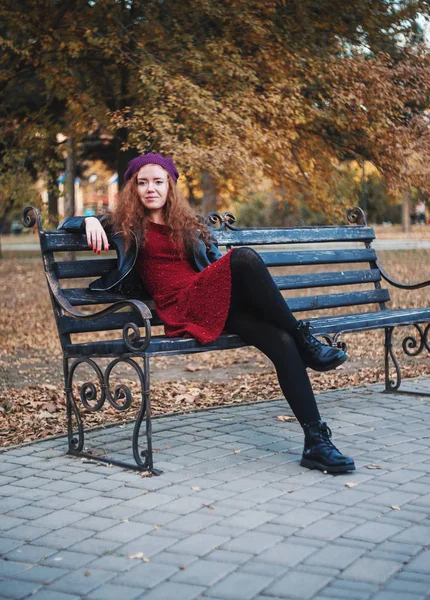 屋外で美しい赤髪の女性 秋の気分 — ストック写真