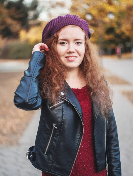 Beaut Red Cabelo Jovem Mulher Caminha Parque — Fotografia de Stock