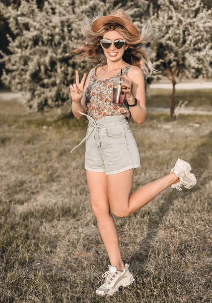 Mooie Jonge Vrouw Stijlvolle Hoed Met Zomer Koud Drankje Heeft — Stockfoto