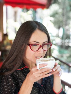 Kahve evde kahve kağıt fincan ile güzel genç kadın.