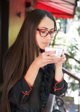 Kahve evde kahve kağıt fincan ile güzel genç kadın.