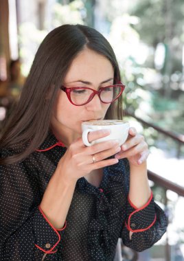 Kahve evde kahve kağıt fincan ile güzel genç kadın.