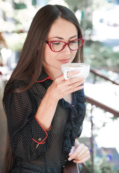 Kahve evde kahve kağıt fincan ile güzel genç kadın.