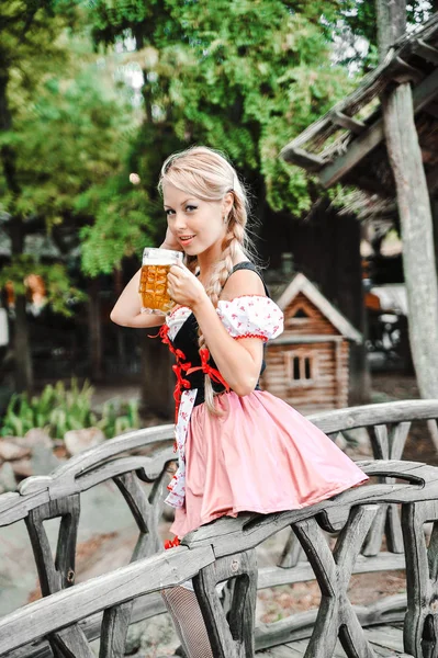 Piękna Kaukaski Kobieta Piwem Sukni Festiwal Paździererfest — Zdjęcie stockowe