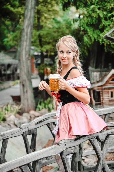 Wanita Kaukasia Cantik Dengan Bir Berbaju Festival Octoberfest — Stok Foto