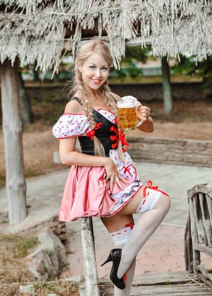 Elbiseli biraiçli beyaz bir kadın. Octoberfest festivali.