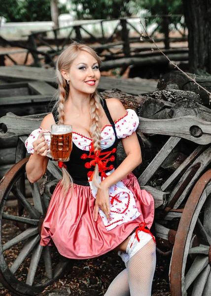 Piękna Kaukaski Kobieta Piwem Sukni Festiwal Paździererfest — Zdjęcie stockowe
