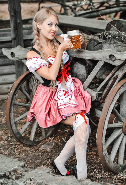 Schöne Kaukasische Frau Kleid Mit Bier Oktoberfest — Stockfoto