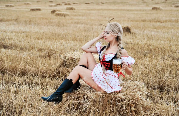Krásná Kavkazská Žena Šatech Pivem Octoberfest — Stock fotografie