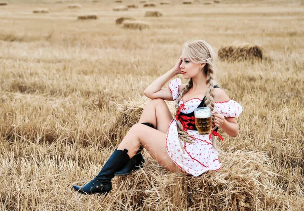 Krásná Kavkazská Žena Šatech Pivem Octoberfest — Stock fotografie