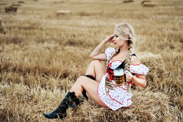 Krásná Kavkazská Žena Šatech Pivem Octoberfest — Stock fotografie