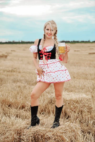 맥주와 드레스에 아름다운 Wwoman 10월 — 스톡 사진
