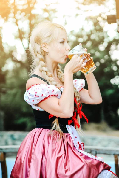 Bira ile elbise güzel kafkas wwoman. Octoberfest festivali.