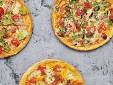 Taş arka planda lezzetli pizza.