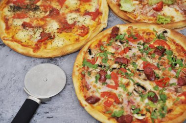 Taş arka planda lezzetli pizza.