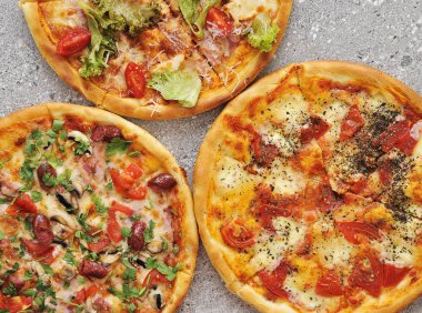 Taş arka planda lezzetli pizza.
