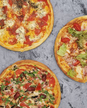 Taş arka planda lezzetli pizza.