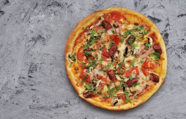 Taş arka planda lezzetli pizza.