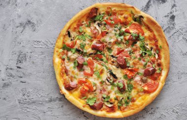 Taş arka planda lezzetli pizza.