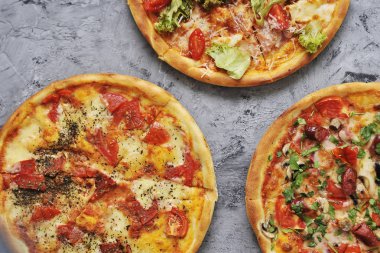 Taş arka planda lezzetli pizza.