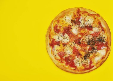 Sarı arka planda lezzetli pizza.
