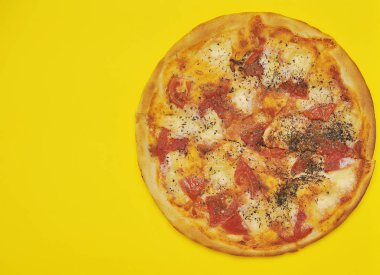 Sarı arka planda lezzetli pizza.
