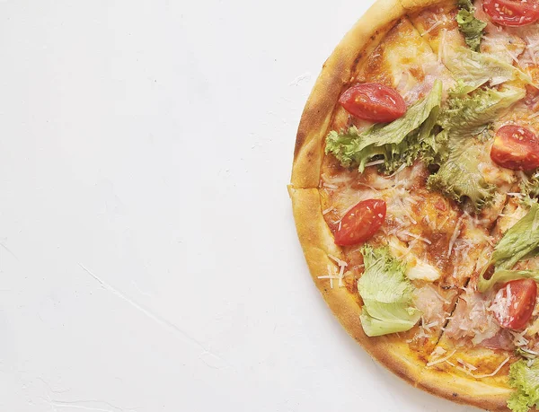 Gri arka planda lezzetli pizza..