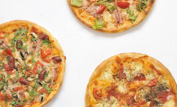 Gri arka planda lezzetli pizza..