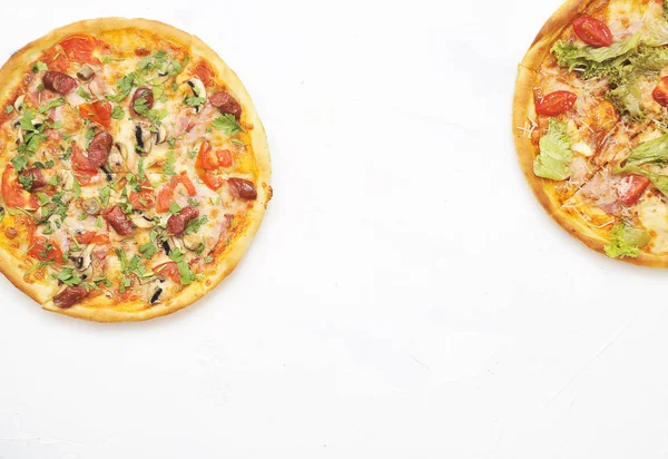 Gri arka planda lezzetli pizza..