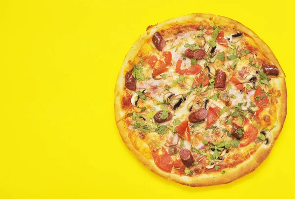 Delicious Pizza Yellow Background — Stock Photo, Image