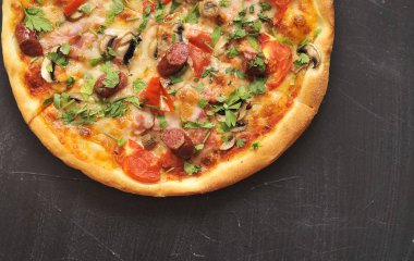 Koyu tahtada lezzetli pizza.