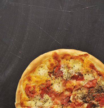 Koyu tahtada lezzetli pizza.