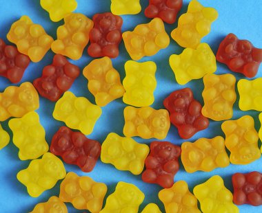 Renkli arkaplanda jelibon vitamini.