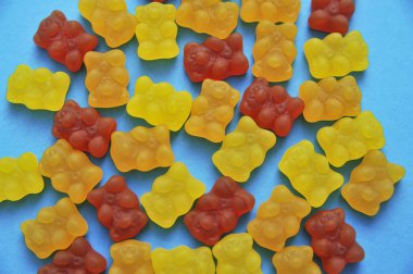 Renkli arkaplanda jelibon vitamini.