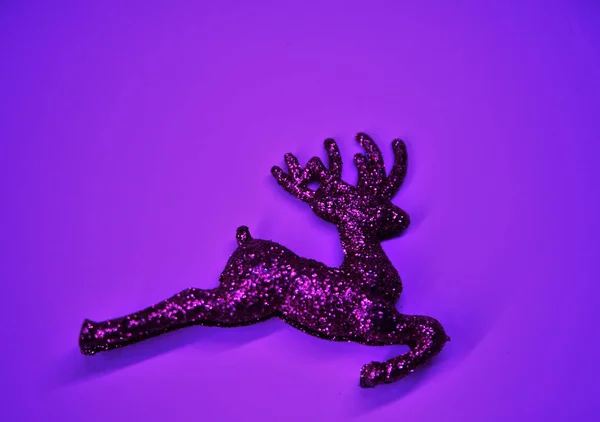 Weihnachten Glitzert Hirsch Auf Violett Glitzerndem Hintergrund Neonlicht Weihnachtskonzept — Stockfoto