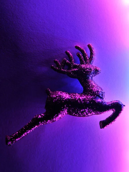 Vánoční Třpytící Jeleny Fialovém Pozadí Neonové Světlo Vánoční Pojetí — Stock fotografie