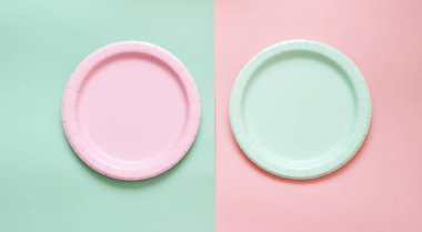 Açık arka planda renkli kağıt tabaklar.