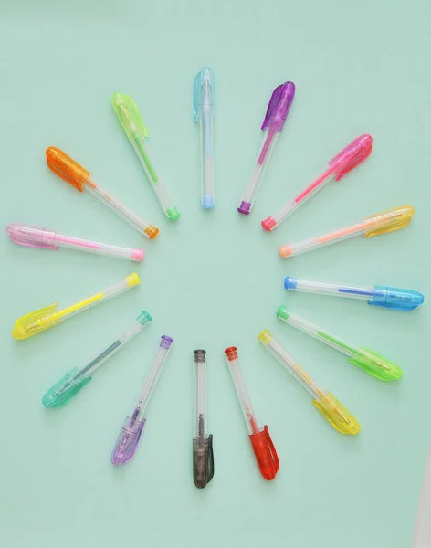 浅色背景上的彩色钢笔 学校理念 — 图库照片