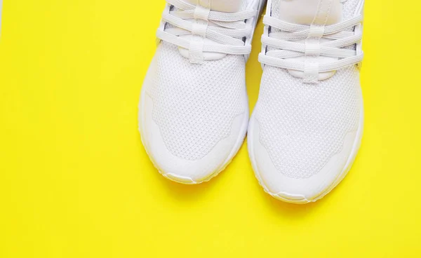 Sportliche Schuhe Auf Gelbem Hintergrund — Stockfoto