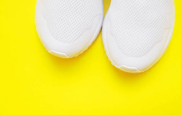 黄色背景的运动鞋 — 图库照片