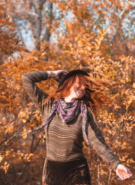 Açık havada elleri mehndi mandalas ile kızıl saçlı kadın.