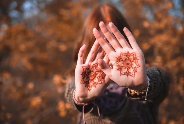 Red Haired Woman Mehndi Mandalas Hands Outdoors — Stock Photo, Image