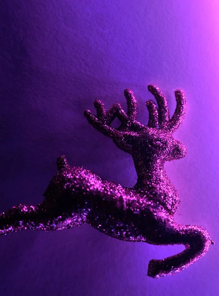 Vánoční Třpytící Jeleny Fialovém Pozadí Neonové Světlo Vánoční Pojetí — Stock fotografie
